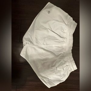 lululemon white low-rise hotty hot shorts size 4 2.5’ inseam